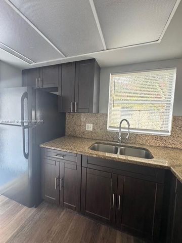 7810 SW 10th St, North Lauderdale, FL 33068