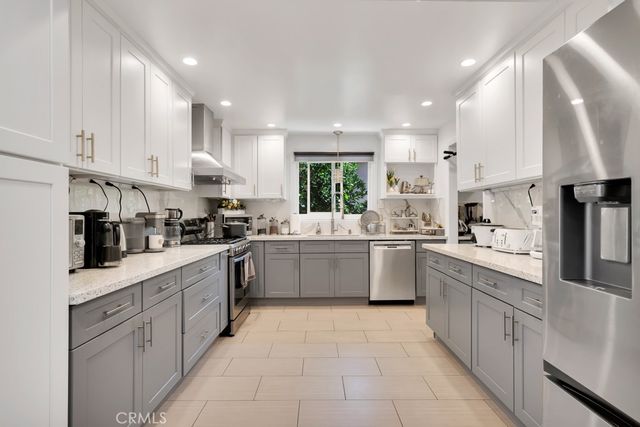 6954 Woodlake Avenue, West Hills, CA 91307
