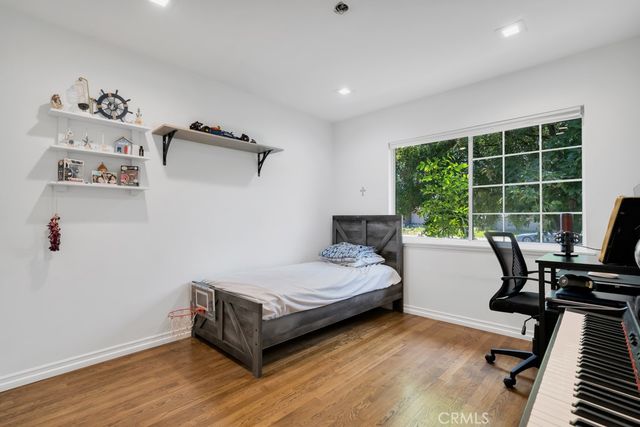 6954 Woodlake Avenue, West Hills, CA 91307