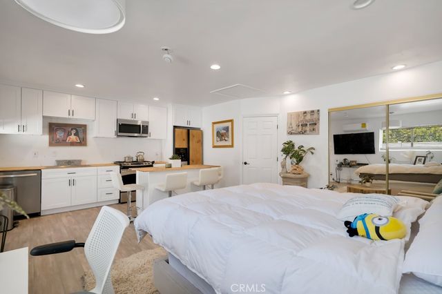 6954 Woodlake Avenue, West Hills, CA 91307