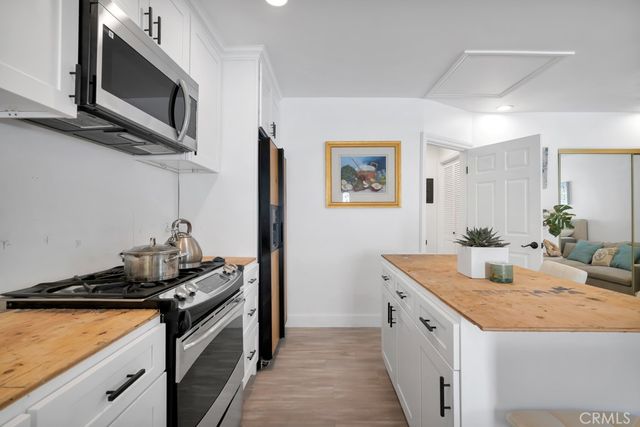 6954 Woodlake Avenue, West Hills, CA 91307