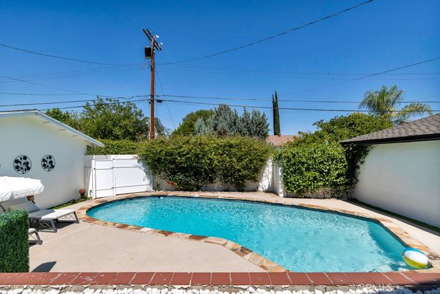 6954 Woodlake Avenue, West Hills, CA 91307