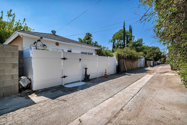 6954 Woodlake Avenue, West Hills, CA 91307