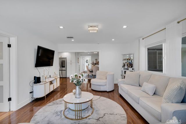 6954 Woodlake Avenue, West Hills, CA 91307