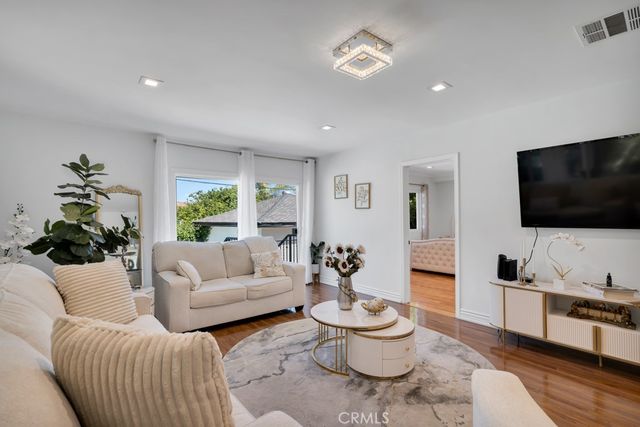 6954 Woodlake Avenue, West Hills, CA 91307