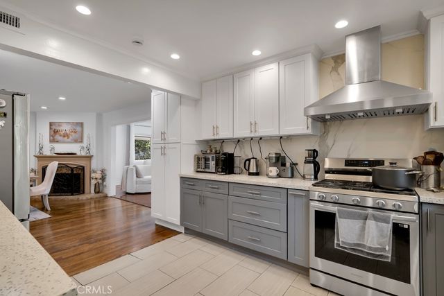 6954 Woodlake Avenue, West Hills, CA 91307