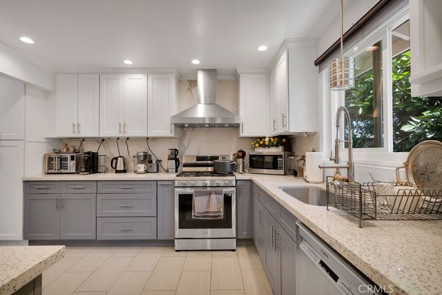 6954 Woodlake Avenue, West Hills, CA 91307