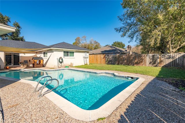 408 Broadmoor Street, Friendswood, TX 77546