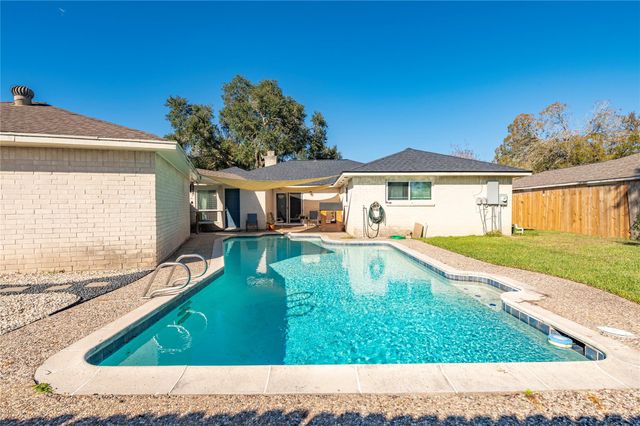 408 Broadmoor Street, Friendswood, TX 77546