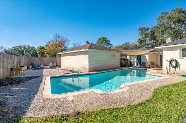 408 Broadmoor Street, Friendswood, TX 77546