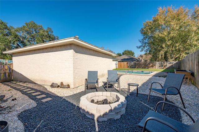 408 Broadmoor Street, Friendswood, TX 77546