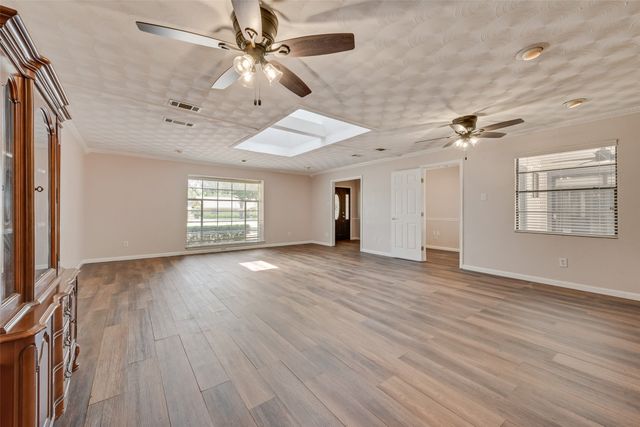 909 Egyptian Way, Grand Prairie, TX 75050