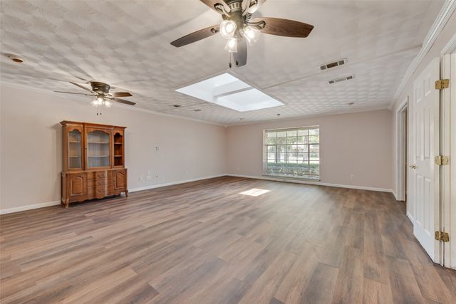 909 Egyptian Way, Grand Prairie, TX 75050