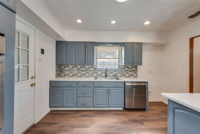 909 Egyptian Way, Grand Prairie, TX 75050