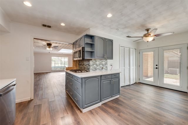 909 Egyptian Way, Grand Prairie, TX 75050