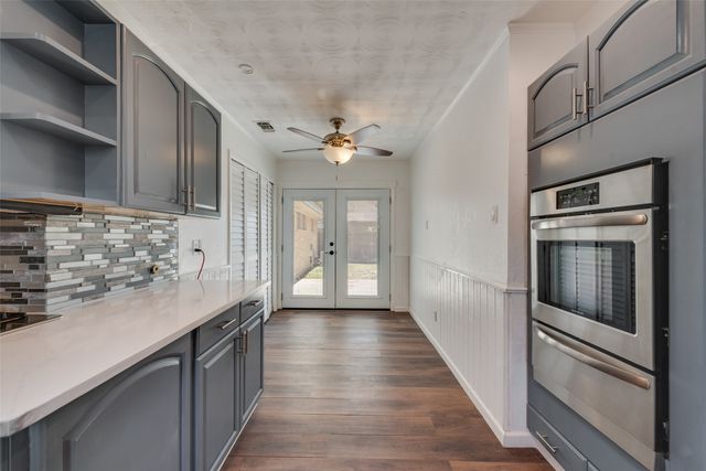 909 Egyptian Way, Grand Prairie, TX 75050