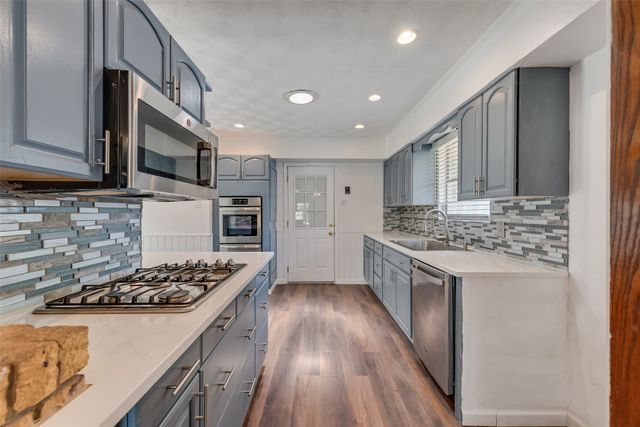 909 Egyptian Way, Grand Prairie, TX 75050
