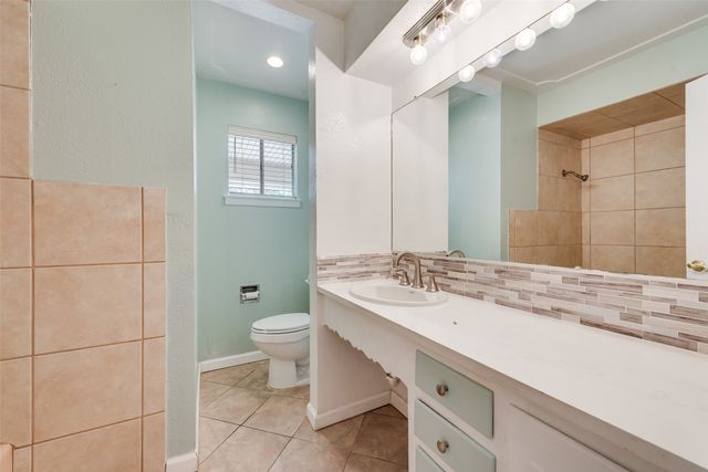 909 Egyptian Way, Grand Prairie, TX 75050