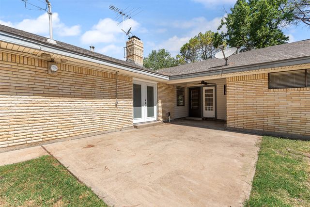 909 Egyptian Way, Grand Prairie, TX 75050