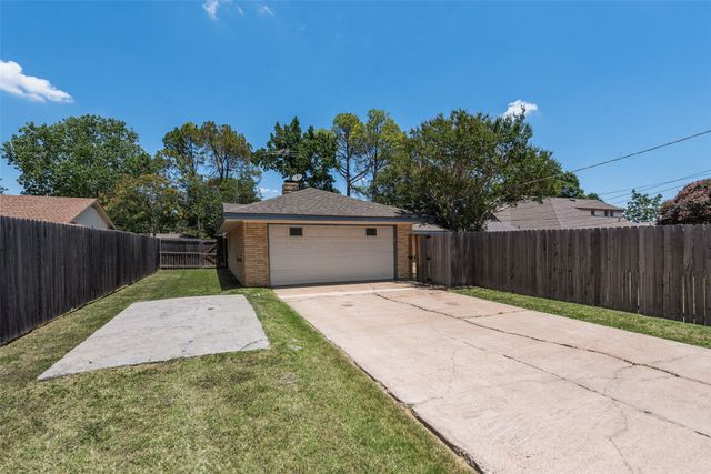 909 Egyptian Way, Grand Prairie, TX 75050
