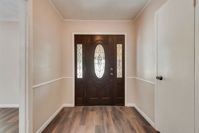 909 Egyptian Way, Grand Prairie, TX 75050