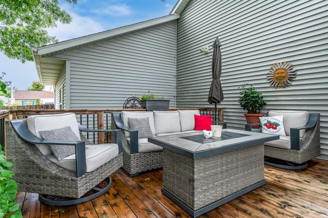 2613 Crystal Creek Court, Davenport, IA 52804