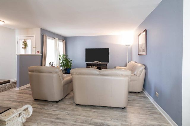 1066 Mohegan Lane, Schaumburg, IL 60193