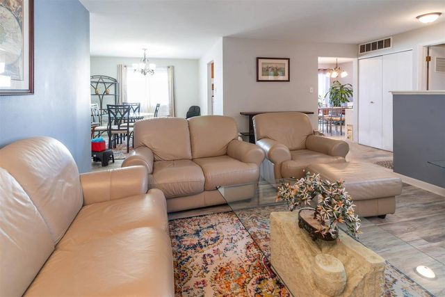 1066 Mohegan Lane, Schaumburg, IL 60193