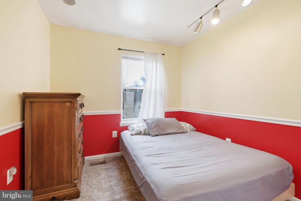 Image 13 of property listing at 11705 SUMMER OAK DR, Germantown, MD 20874