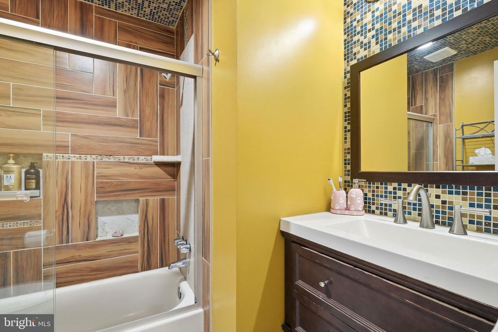 Image 14 of property listing at 11705 SUMMER OAK DR, Germantown, MD 20874