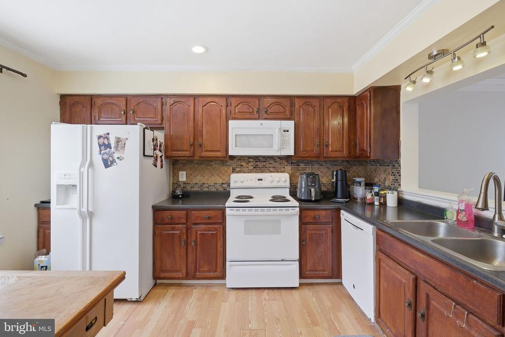 Image 6 of property listing at 11705 SUMMER OAK DR, Germantown, MD 20874