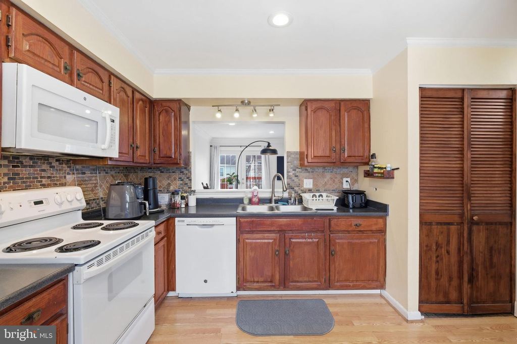 Image 7 of property listing at 11705 SUMMER OAK DR, Germantown, MD 20874