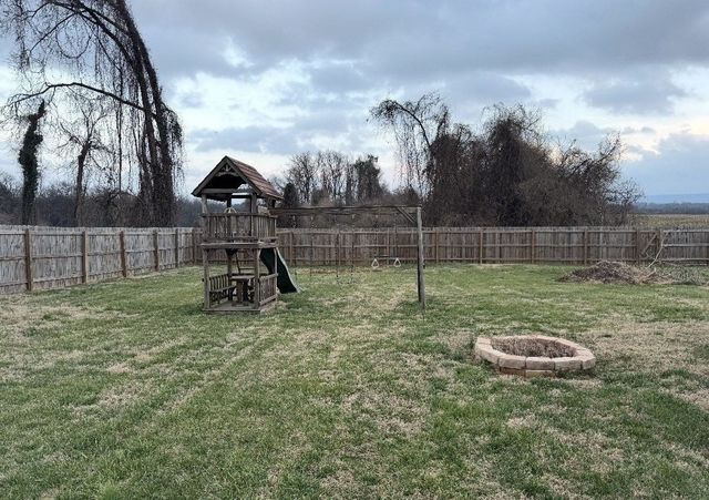 383 Strawberry Dr, Winchester, TN 37398