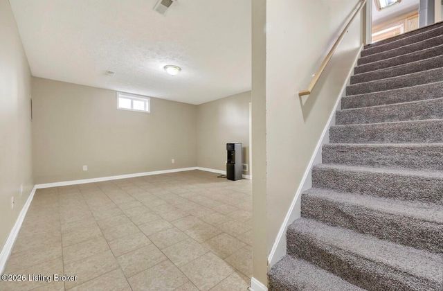 354 Bentwood Dr, Shepherdsville, KY 40165