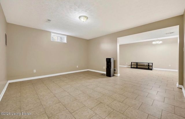 354 Bentwood Dr, Shepherdsville, KY 40165