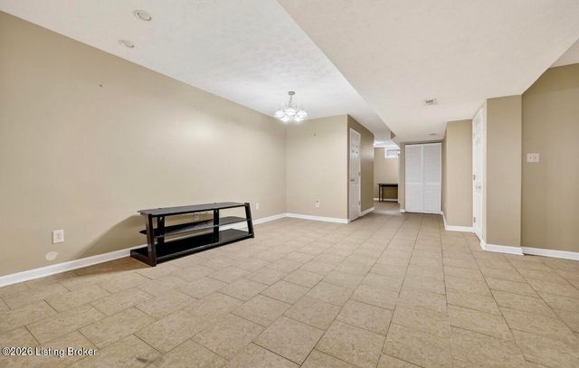 354 Bentwood Dr, Shepherdsville, KY 40165