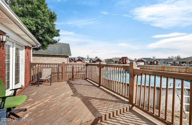 354 Bentwood Dr, Shepherdsville, KY 40165