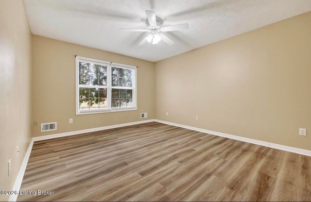 354 Bentwood Dr, Shepherdsville, KY 40165