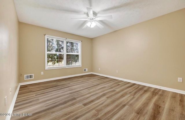 354 Bentwood Dr, Shepherdsville, KY 40165