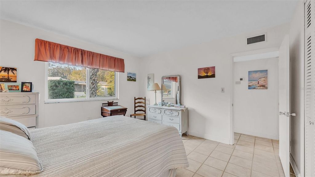 Image 13 of property listing at 1600 W LAKE PARKER DRIVE B9, Lakeland, FL 33805