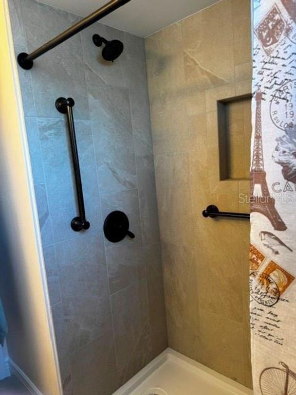 Image 17 of property listing at 1600 W LAKE PARKER DRIVE B9, Lakeland, FL 33805