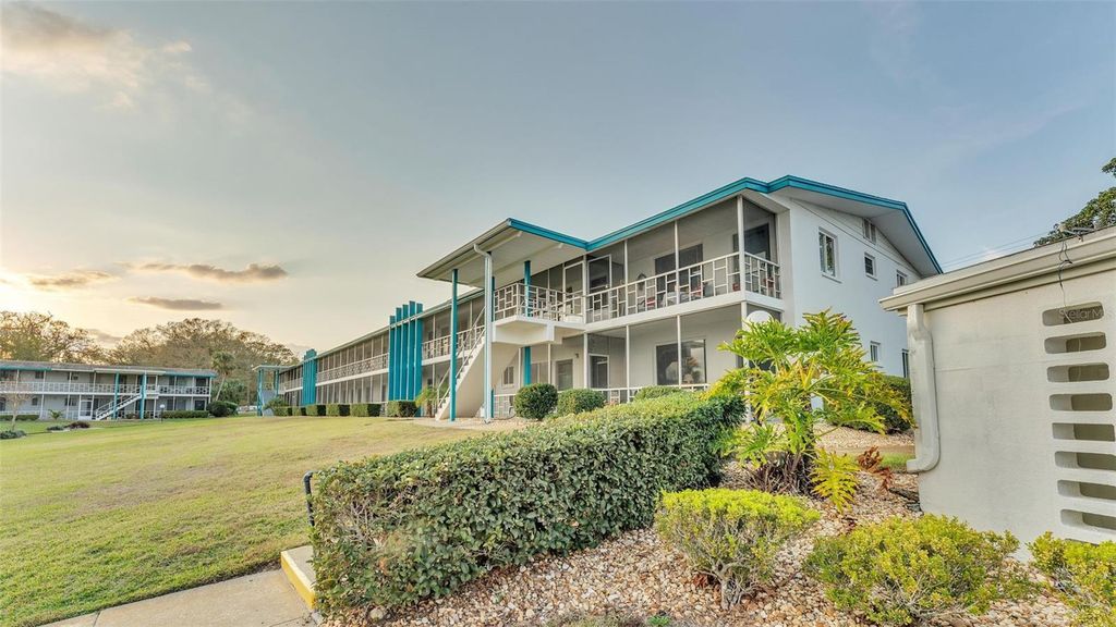 Image 22 of property listing at 1600 W LAKE PARKER DRIVE B9, Lakeland, FL 33805