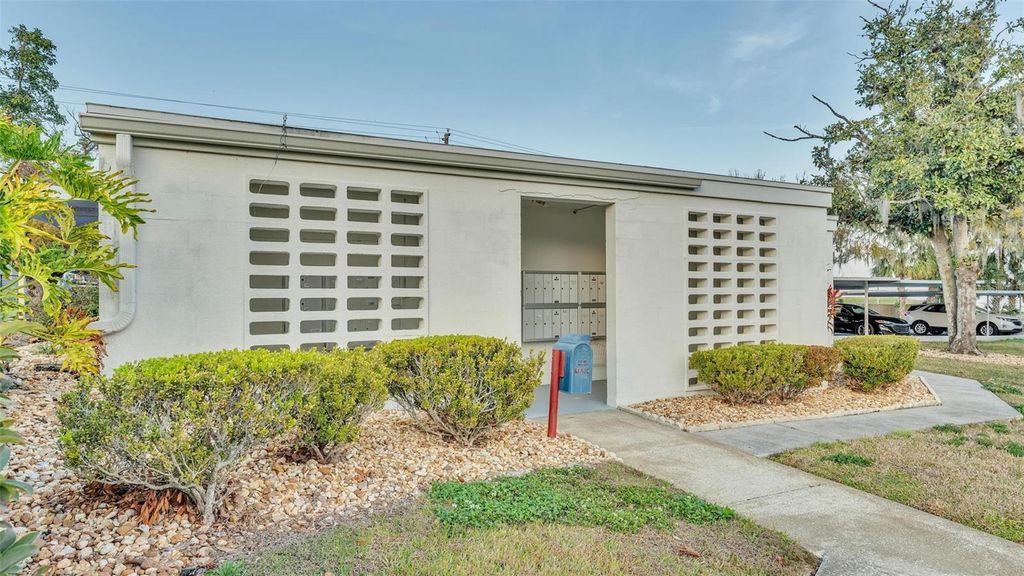 Image 23 of property listing at 1600 W LAKE PARKER DRIVE B9, Lakeland, FL 33805