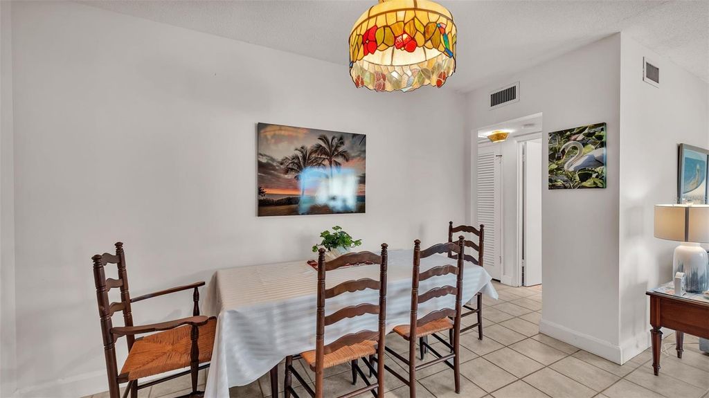 Image 10 of property listing at 1600 W LAKE PARKER DRIVE B9, Lakeland, FL 33805