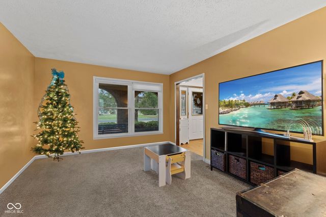 1115 S Quail Court, New Palestine, IN 46163