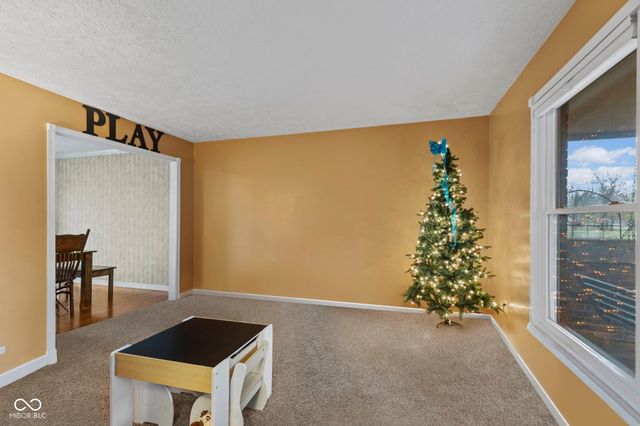 1115 S Quail Court, New Palestine, IN 46163