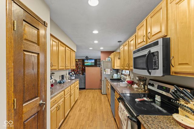 1115 S Quail Court, New Palestine, IN 46163