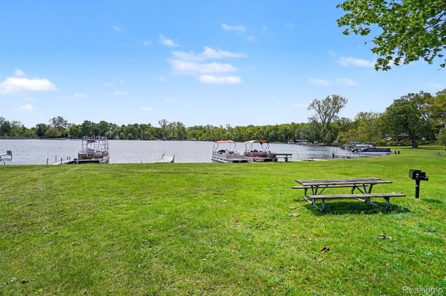 5830 Eldridge Drive, Waterford Charter Township, MI 48327