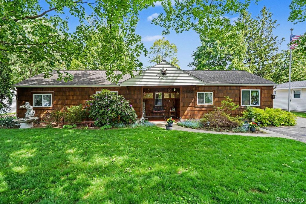 5830 Eldridge Drive, Waterford Charter Township, MI 48327