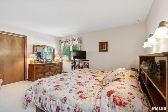 1825 5TH Avenue S, Clinton, IA 52732